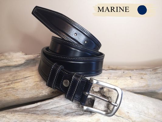 UNE CEINTURE MIXTE EN CUIR DE TAUREAU AVEC COUTURES