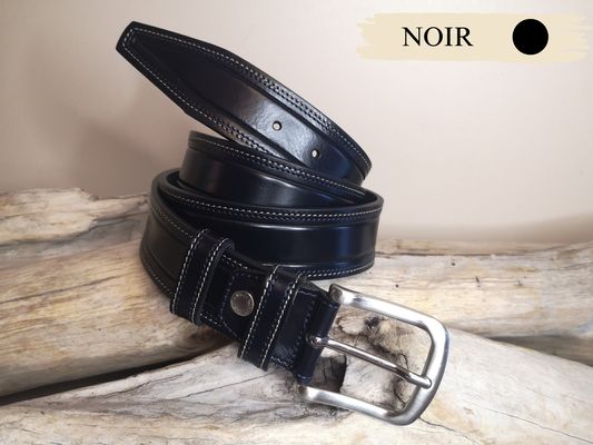UNE CEINTURE MIXTE EN CUIR DE TAUREAU AVEC COUTURES