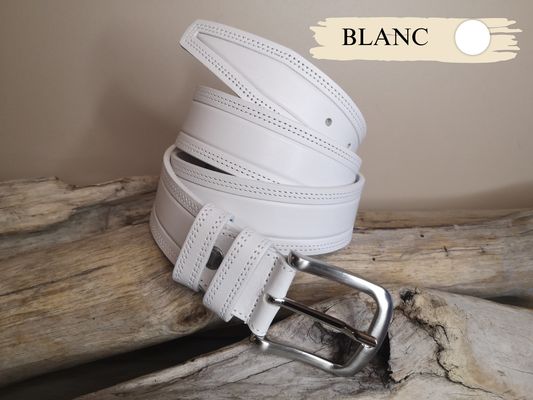UNE CEINTURE MIXTE EN CUIR DE TAUREAU AVEC COUTURES