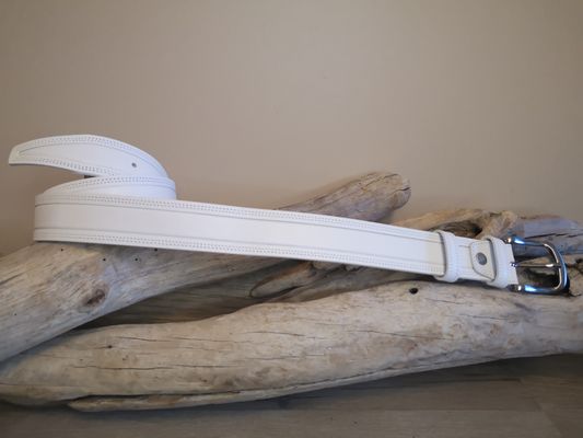 UNE CEINTURE MIXTE EN CUIR DE TAUREAU AVEC COUTURES