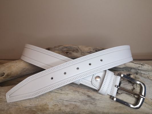 UNE CEINTURE MIXTE EN CUIR DE TAUREAU AVEC COUTURES