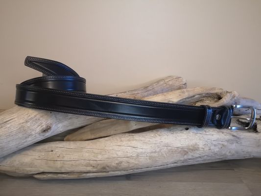 UNE CEINTURE MIXTE EN CUIR DE TAUREAU AVEC COUTURES