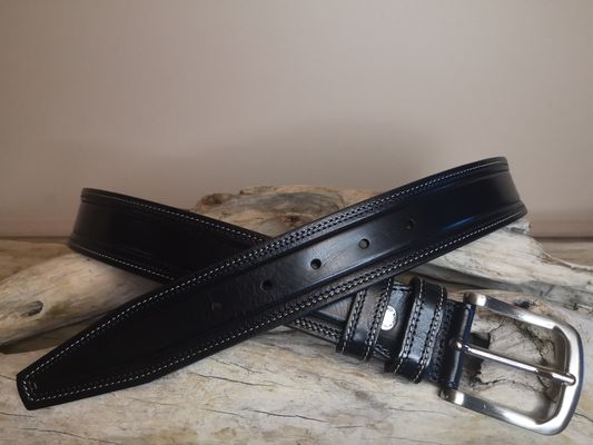 UNE CEINTURE MIXTE EN CUIR DE TAUREAU AVEC COUTURES