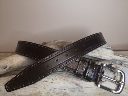 UNE CEINTURE MIXTE EN CUIR DE TAUREAU AVEC COUTURES