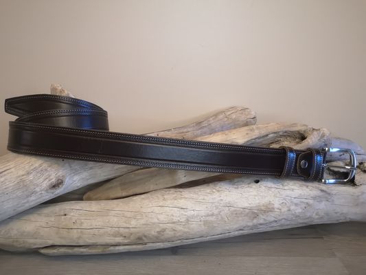 UNE CEINTURE MIXTE EN CUIR DE TAUREAU AVEC COUTURES