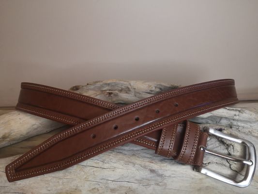 UNE CEINTURE MIXTE EN CUIR DE TAUREAU AVEC COUTURES