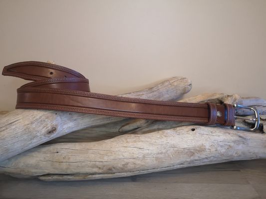 UNE CEINTURE MIXTE EN CUIR DE TAUREAU AVEC COUTURES