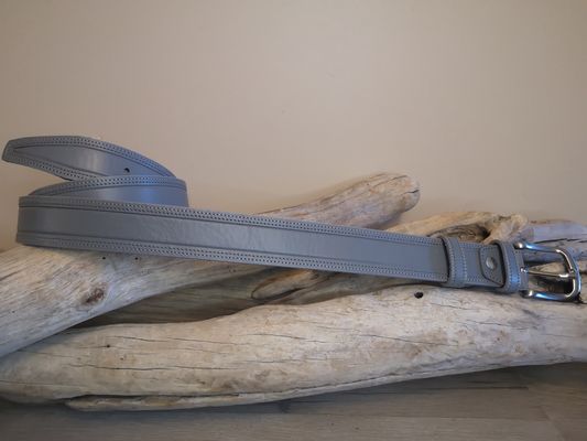 UNE CEINTURE MIXTE EN CUIR DE TAUREAU AVEC COUTURES