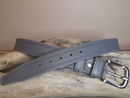 UNE CEINTURE MIXTE EN CUIR DE TAUREAU AVEC COUTURES