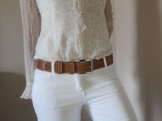 UNE CEINTURE MIXTE EN CUIR DE TAUREAU AVEC COUTURES
