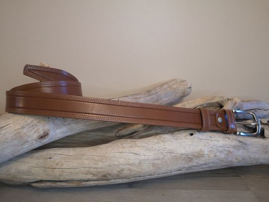 UNE CEINTURE MIXTE EN CUIR DE TAUREAU AVEC COUTURES