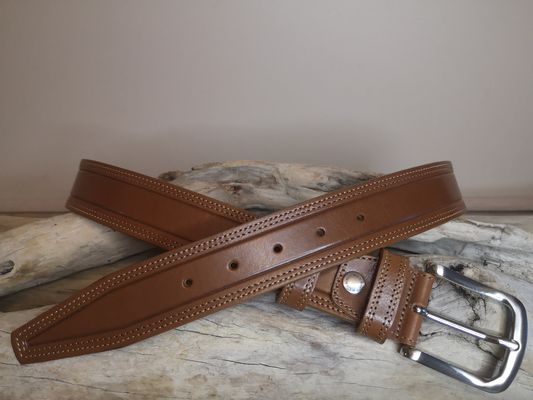 UNE CEINTURE MIXTE EN CUIR DE TAUREAU AVEC COUTURES