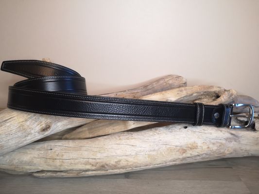 UNE CEINTURE MIXTE EN CUIR DE TAUREAU AVEC COUTURES