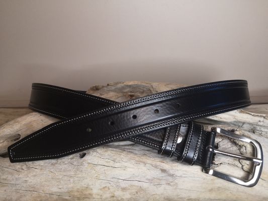 UNE CEINTURE MIXTE EN CUIR DE TAUREAU AVEC COUTURES