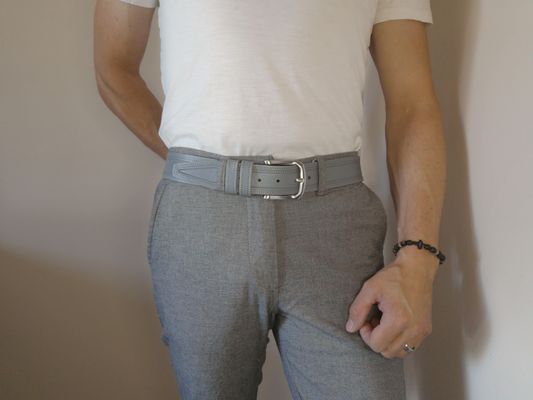 UNE CEINTURE MIXTE EN CUIR DE TAUREAU AVEC COUTURES
