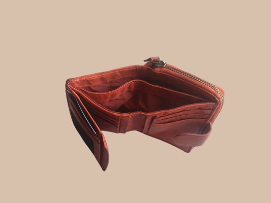 DES PORTE MONNAIES EN CUIR