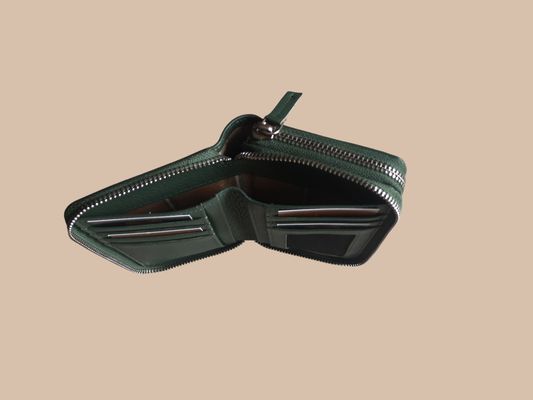UN PORTE FEUILLE EN CUIR DE VACHETTE PLEINE FLEUR