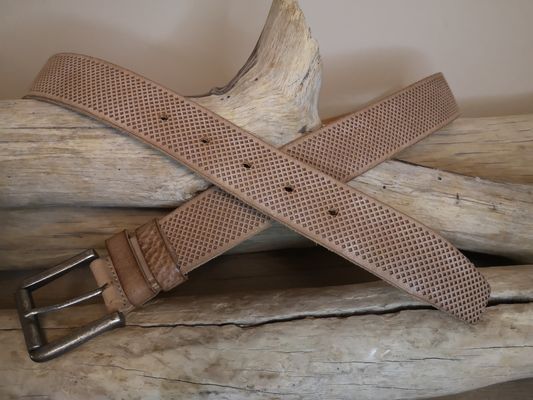 CEINTURE TENDANCE PERFOREE POUR HOMME EN CUIR DE TAUREAU DE 4CM