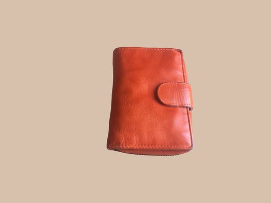DES PORTE MONNAIES EN CUIR