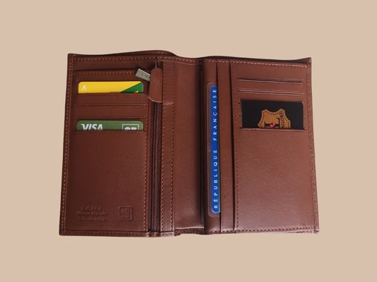 Un porte feuille en cuir de vachette lisse