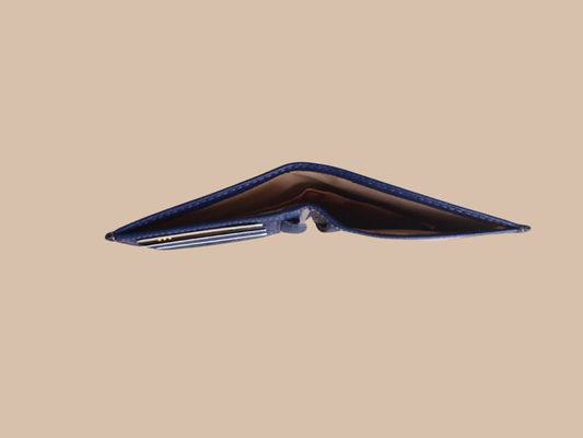 Un portefeuille en cuir de vachette grainé