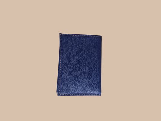 Un portefeuille en cuir de vachette grainé