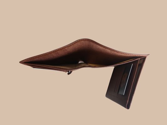 Un porte feuille en cuir de vachette lisse