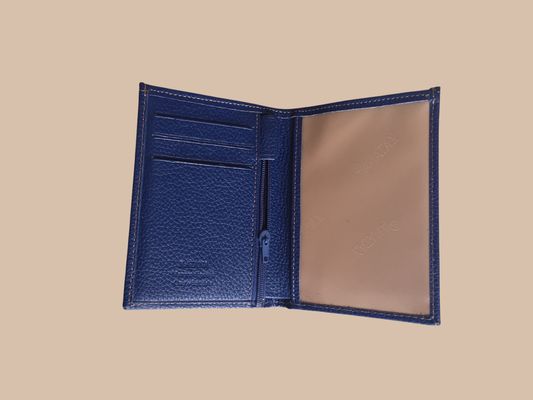 Un portefeuille en cuir de vachette grainé