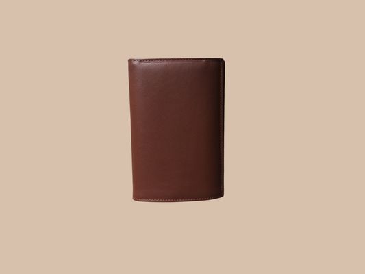Un porte feuille en cuir de vachette lisse