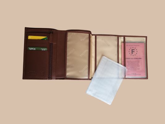 Un porte feuille en cuir de vachette lisse