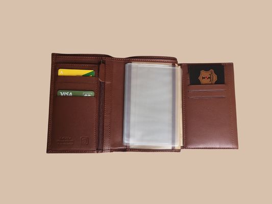 Un porte feuille en cuir de vachette lisse