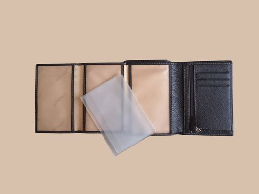 Portefeuilles en cuir grainé.